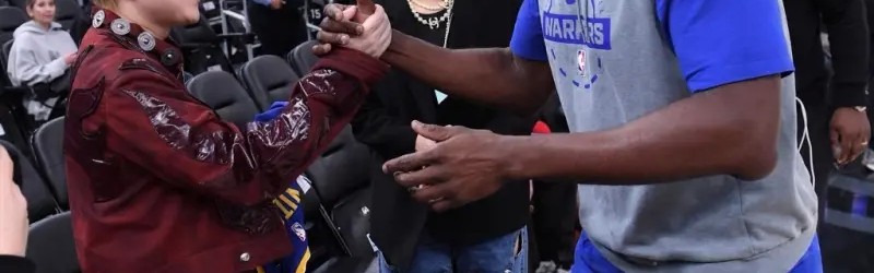 大小统计-格林与王以太握手致意，并在后者的专属球衣上留下签名