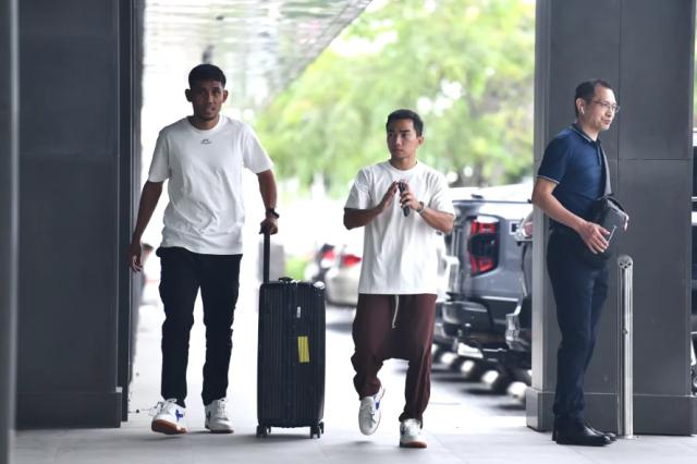 1中锋当达(左)和松克拉辛在9日赶抵下榻酒店向球队报到.png